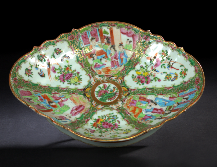 Large Chinese Export Porcelain Footed Compote 19th century the ovate
