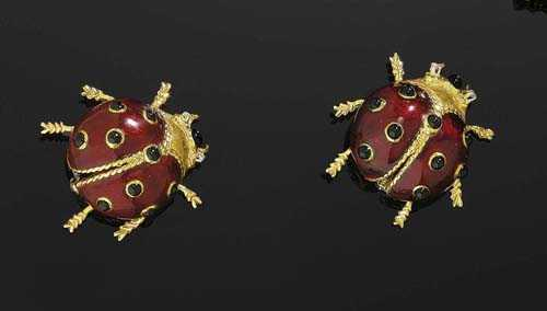 PAIR OF ENAMEL AND DIAMOND BROOCHES Yellow gold 750 Two