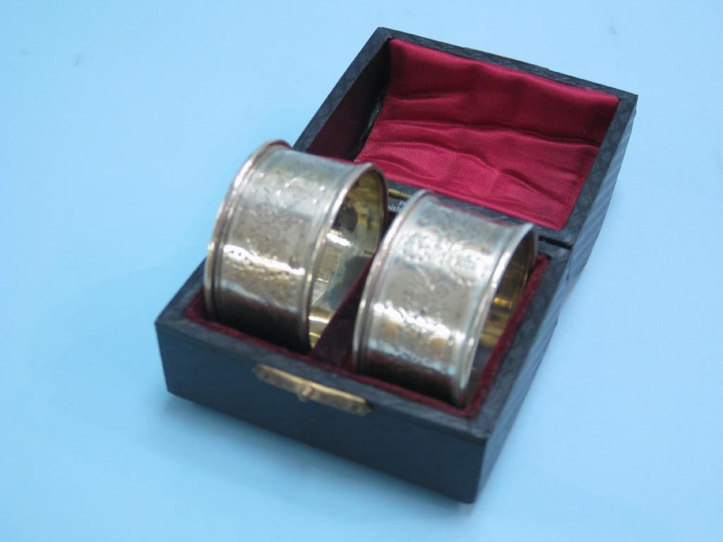 Pair of Edward VII circular Napkin Rings with floral and