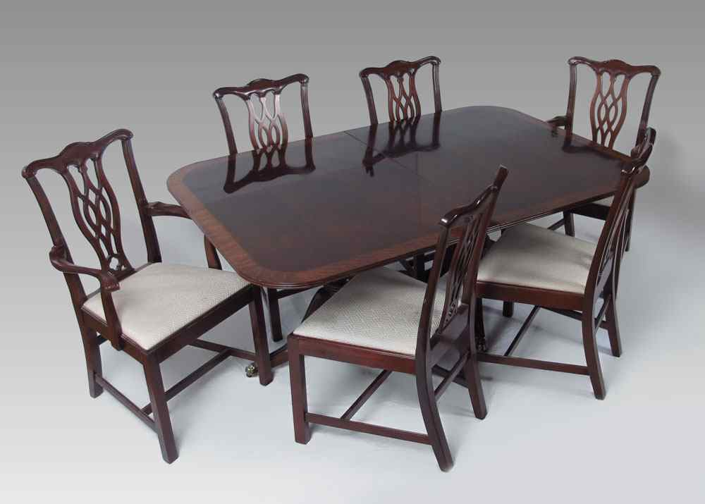 HENREDON DINING AND SET OF 6 MAHOGANY CHAIRS Dining table
