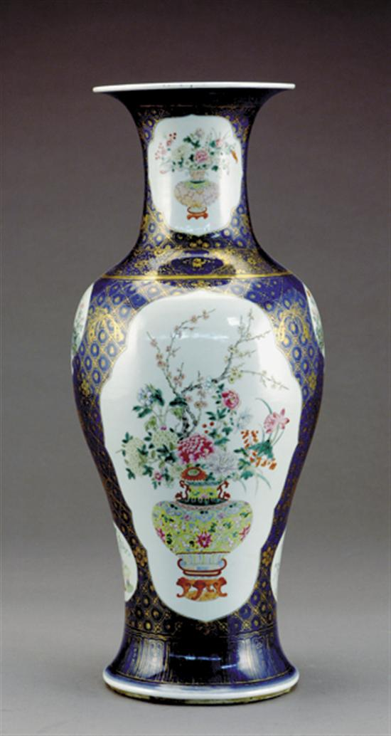 Chinese Export porcelain vase 19th centurymeiping form decorated with gilt