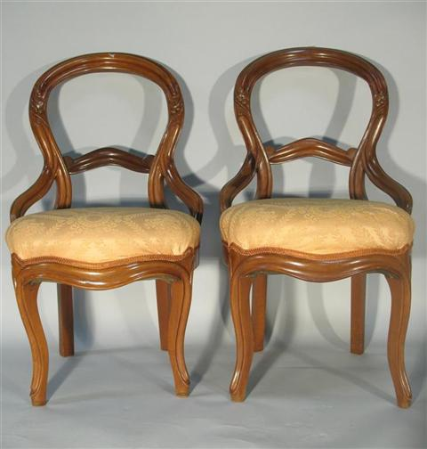 PAIR OF VICTORIAN STYLE BALLOON BACK SIDE CHAIRS Arched backs