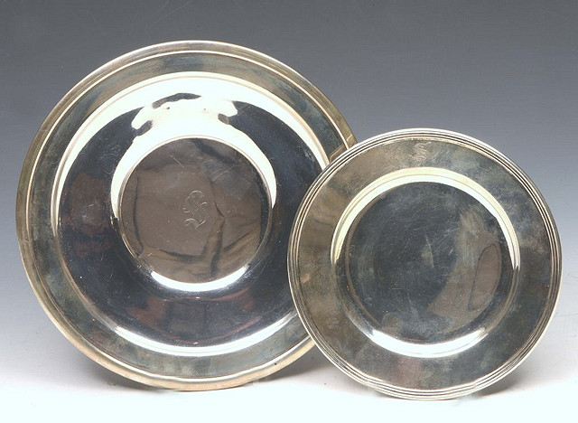 TWO AMERICAN SILVER DISHES 15cm and 20cm in diameter both