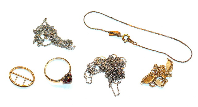 A MINIATURE GOLD AND PEARL SET OPEN OVAL BUCKLE and