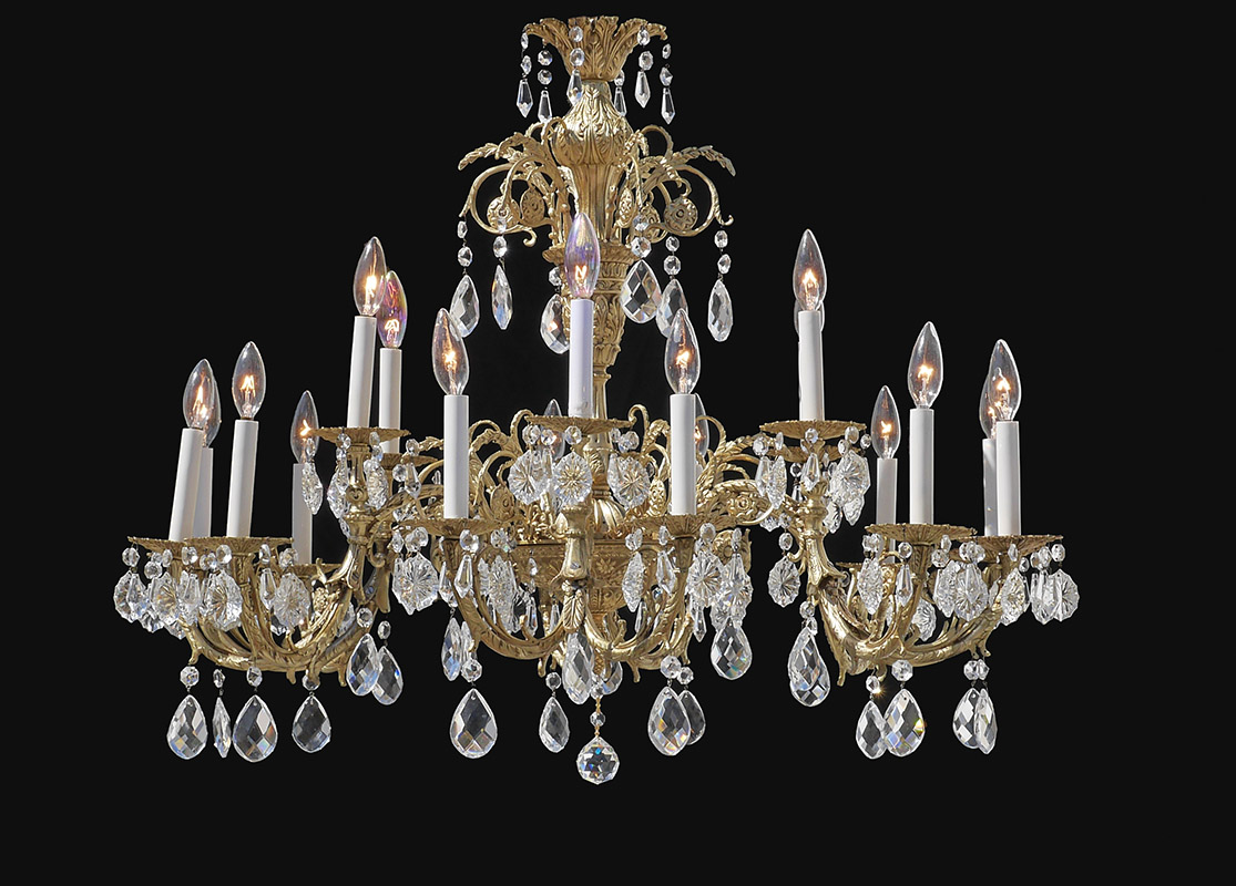 VINTAGE 18 LIGHT BRASS CRYSTAL CHANDELIER Heavy embossed brass frame