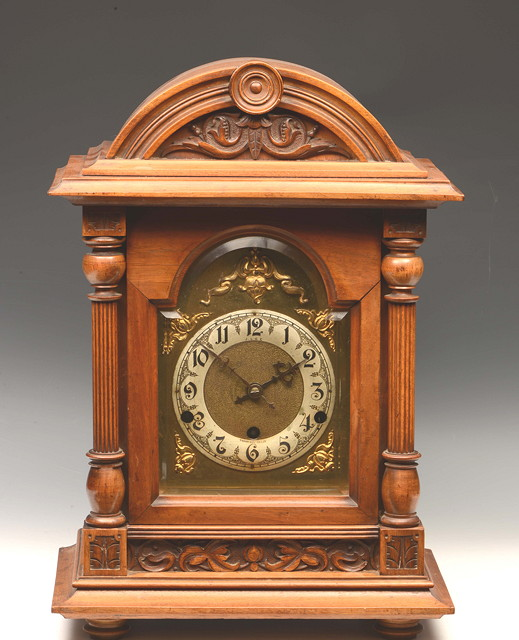 AN EARLY 20TH CENTURY GERMAN WALNUT MANTEL CLOCK the brass