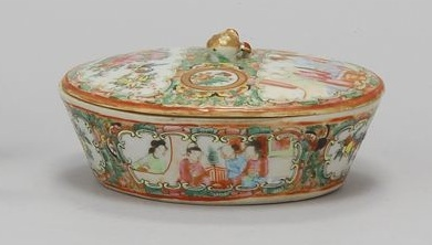 CHINESE EXPORT ROSE MEDALLION COVERED BUTTER DISH Circa 1840In oval