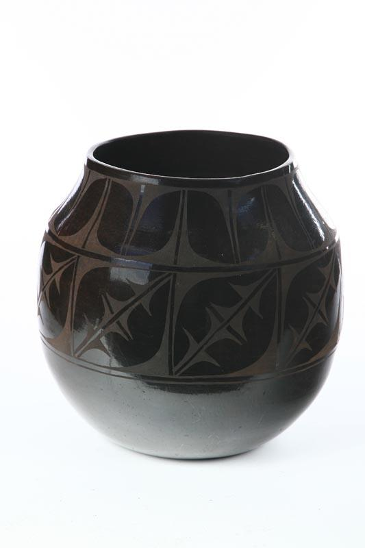 SANTO DOMINGO STORAGE JAR Twentieth century Large polished black on