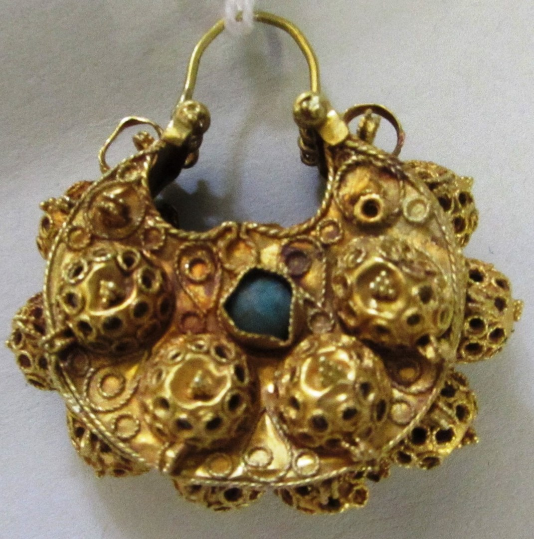 A gold filigree earring probably Iran circa 12th century of