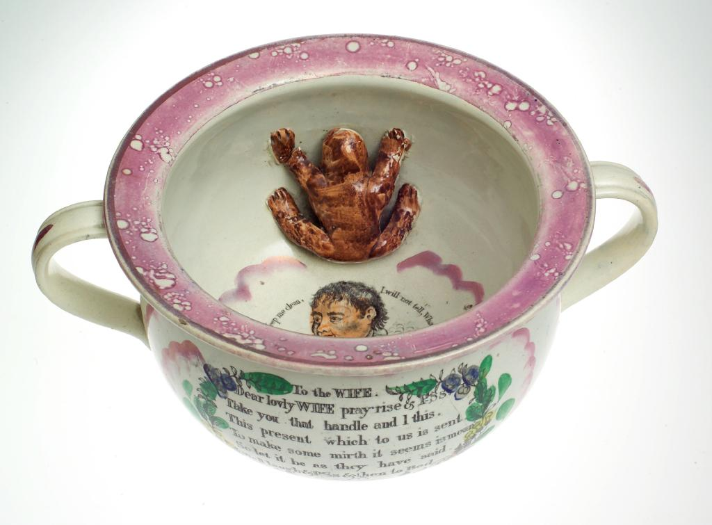 SUNDERLAND LUSTRE TWIN HANDLED CHAMBER POT 19th century printed on