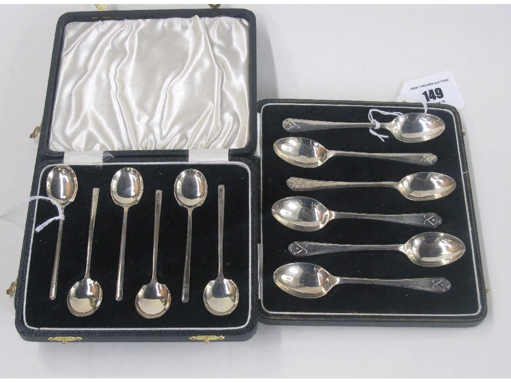 Lot comprising two cased sets of six silver spoons Sheffield