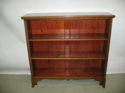 AN EDWARDIAN MAHOGANY OPEN BOOKCASE of oblong form with satinwood