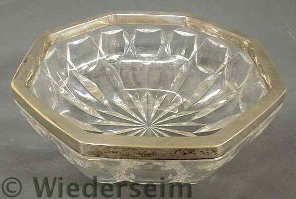 Crystal glass centerpiece bowl of octagonal form with a silver
