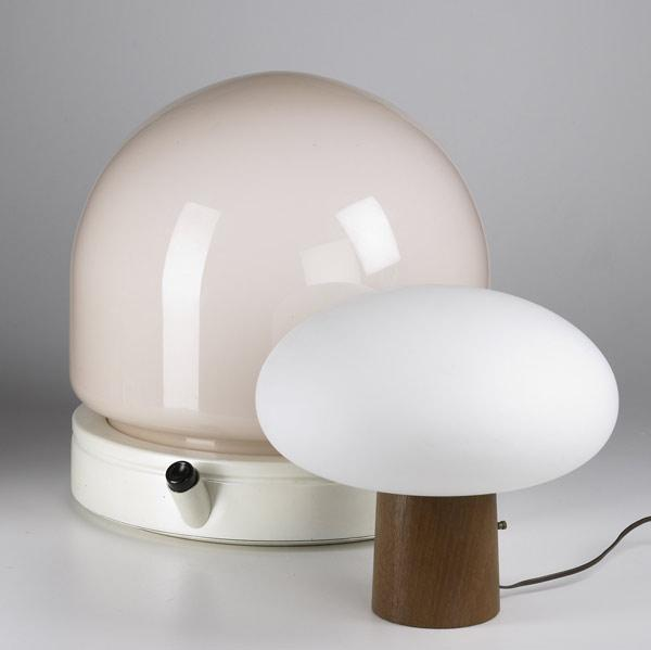 MODERN LIGHTING Laurel table lamp with mushroom shade on wood