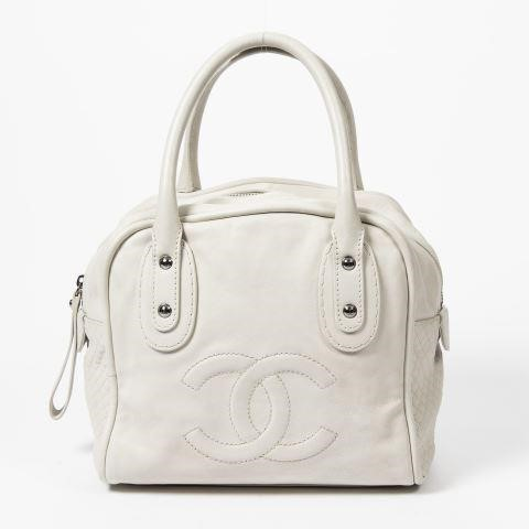 Chanel CC logo Bowling handbag in white small grained leather