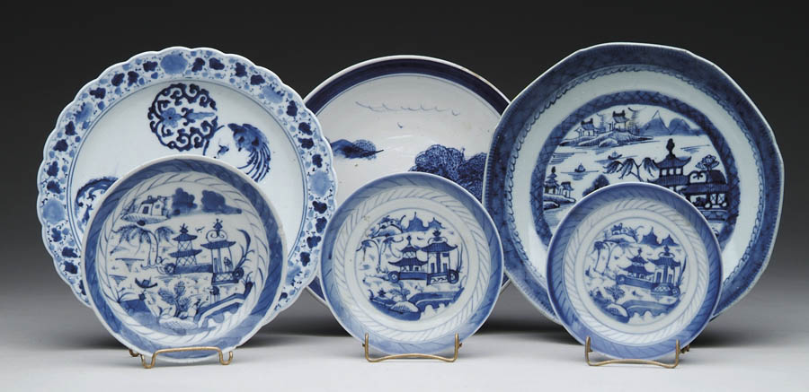 SIX BLUE AND WHITE ORIENTAL PLATES Lot consists of 1