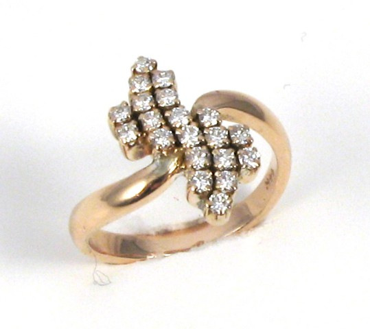 DIAMOND AND FOURTEEN KARAT GOLD RING set with 20 round