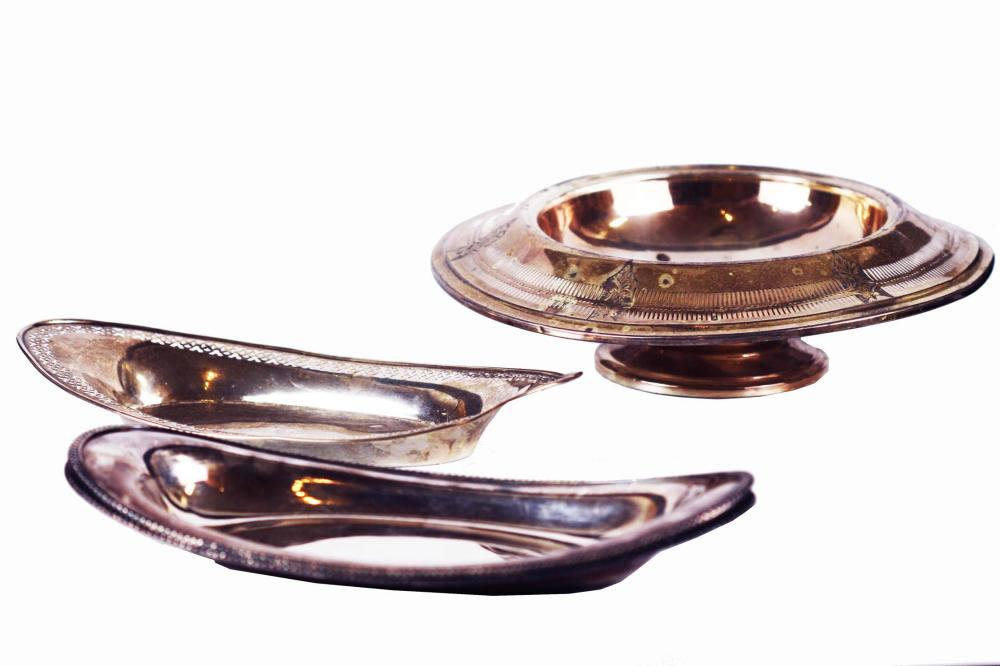 AMERICAN STERLING SILVER FLOWER BOWL AND AN OVAL TRAYTogether with