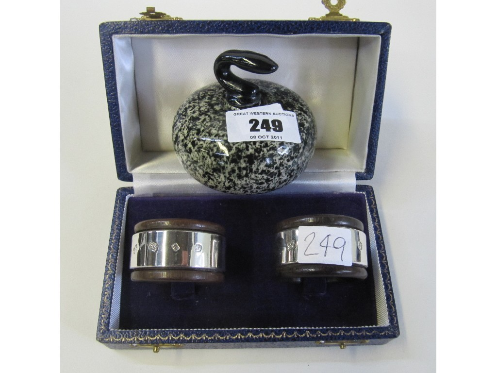 Lot comprising cased pair of silver napkin rings and an