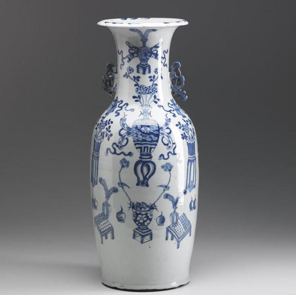 CHINESE EXPORT Tall urn with blue and white floral design