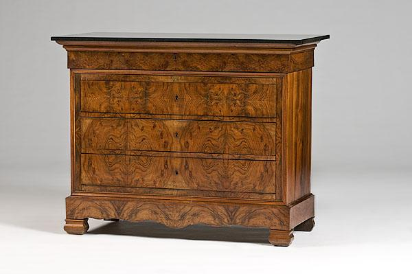 ITALIAN WALNUT COMMODE ca 1830s of burled walnut With molded