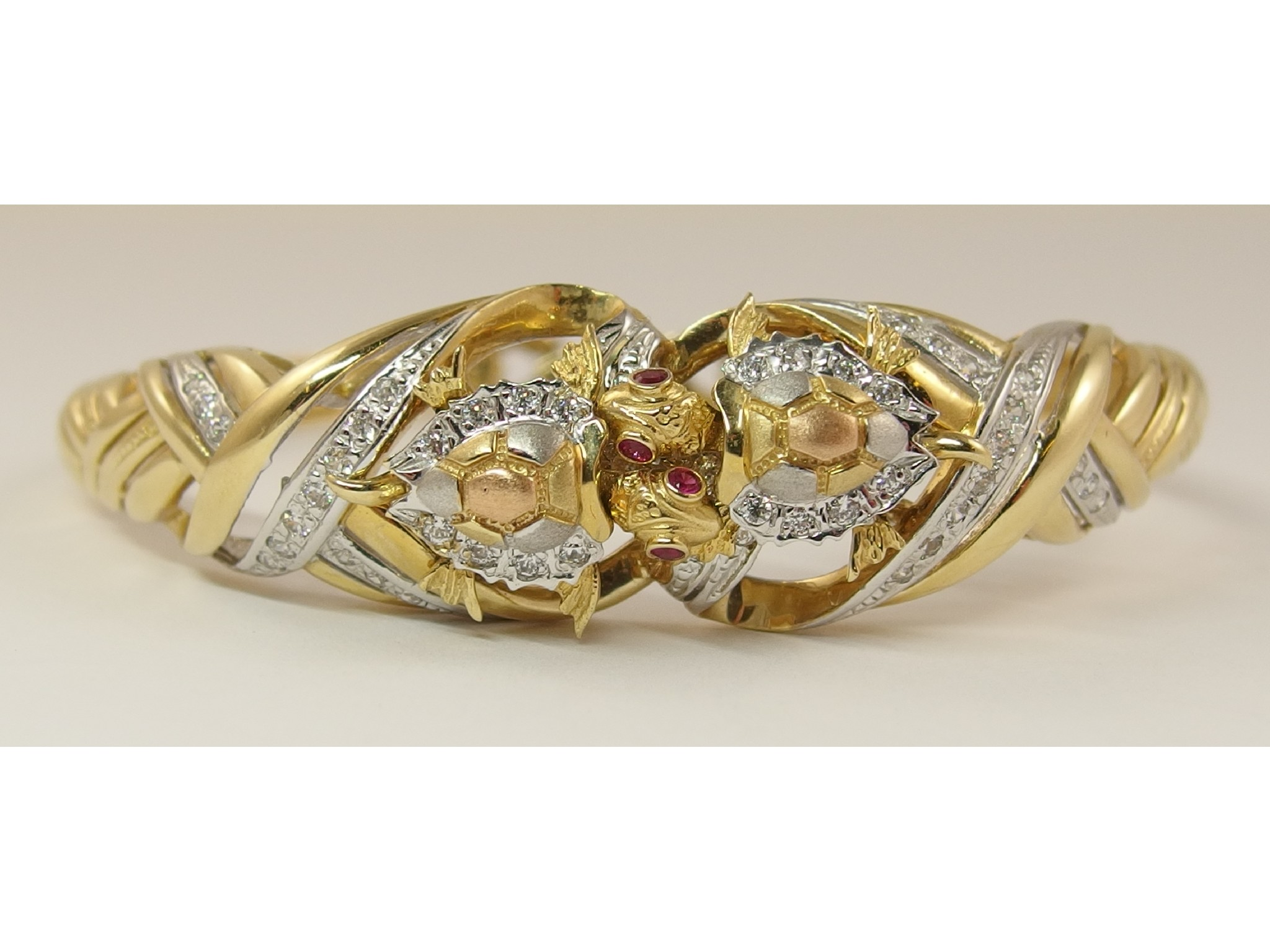 A 14ct turtle banglethe twin turtles are set to the