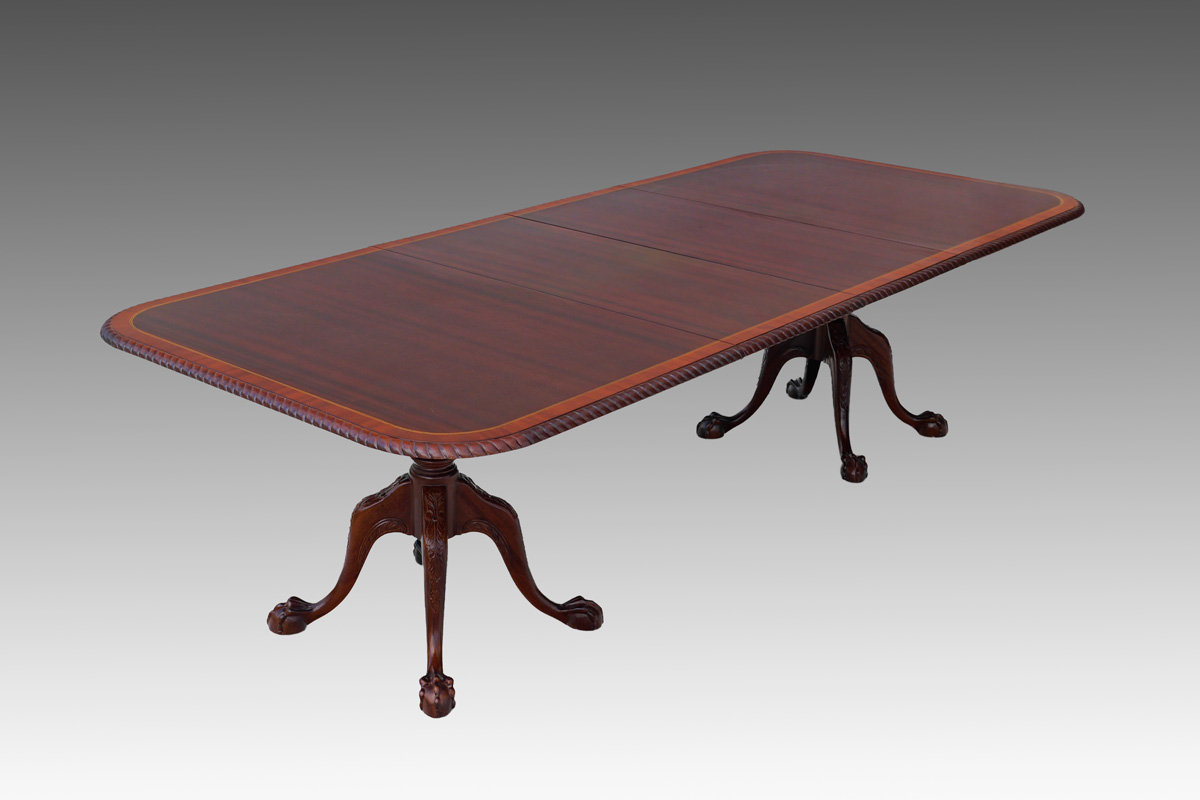 CHIPPENDALE STYLE BANDED MAHOGANY DINING TABLE Banded top with carved
