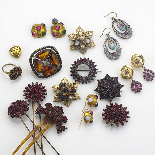 VICTORIAN ART DECO JEWELRY Nineteen pieces 1870 1940 Three Victorian