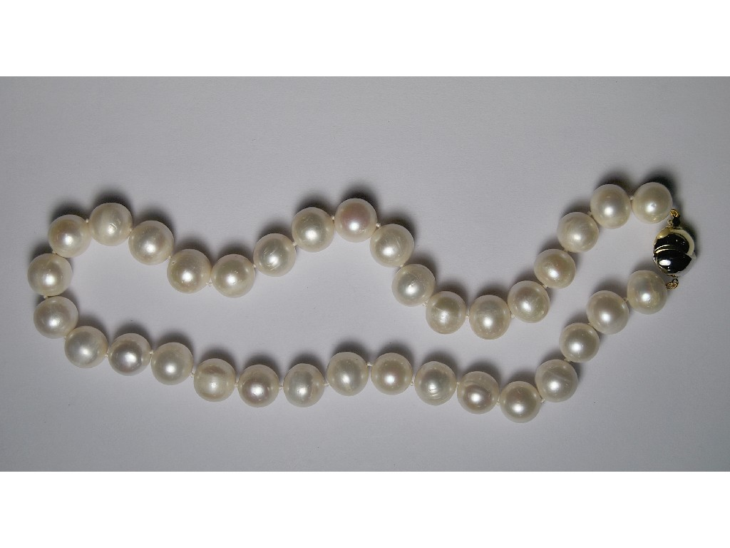 Single row of uniform cultured pearls 12 13 mm dia