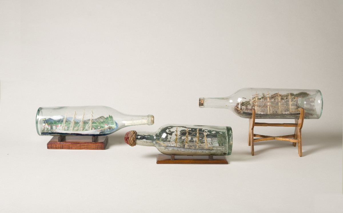 SHIP MODEL IN A BOTTLE OF THE FOUR MASTED CLIPPER