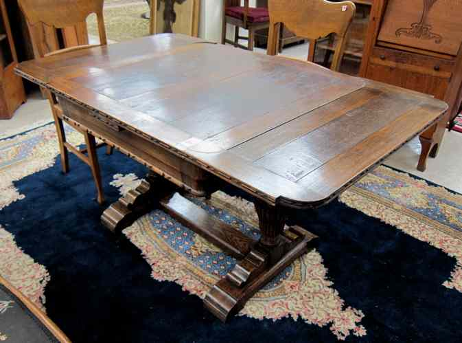 AN OAK DRAW LEAF DINING TABLE English early 20th century