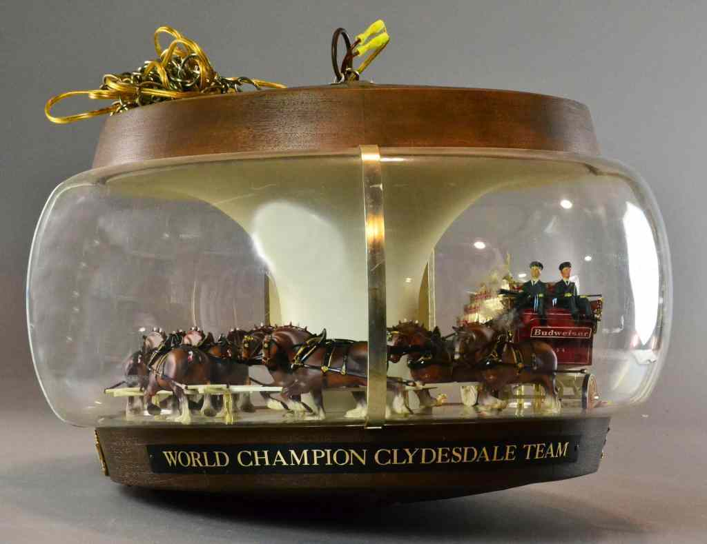 Fantastic Budweiser Rotating LampDepicting a team of eight horses pulling