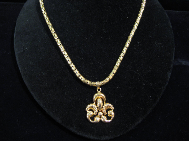 MEDALLION AND CHAIN 18k yellow gold polished and fluted pendant