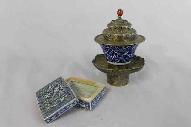 A CHINESE PROVINCIAL BLUE AND WHITE RECTANGULAR BOX the interior