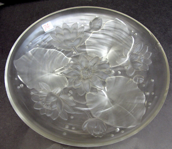 A VERLYS ART CRYSTAL OPAQUE CENTER BOWL in a water