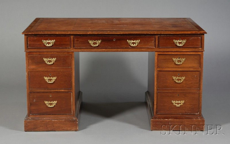 Georgian style Leather top Mahogany Pedestal Desk 20th century with