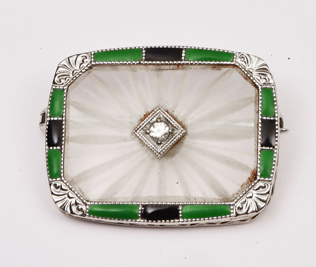 AN ART DECO BROOCH of rectangular form with green and