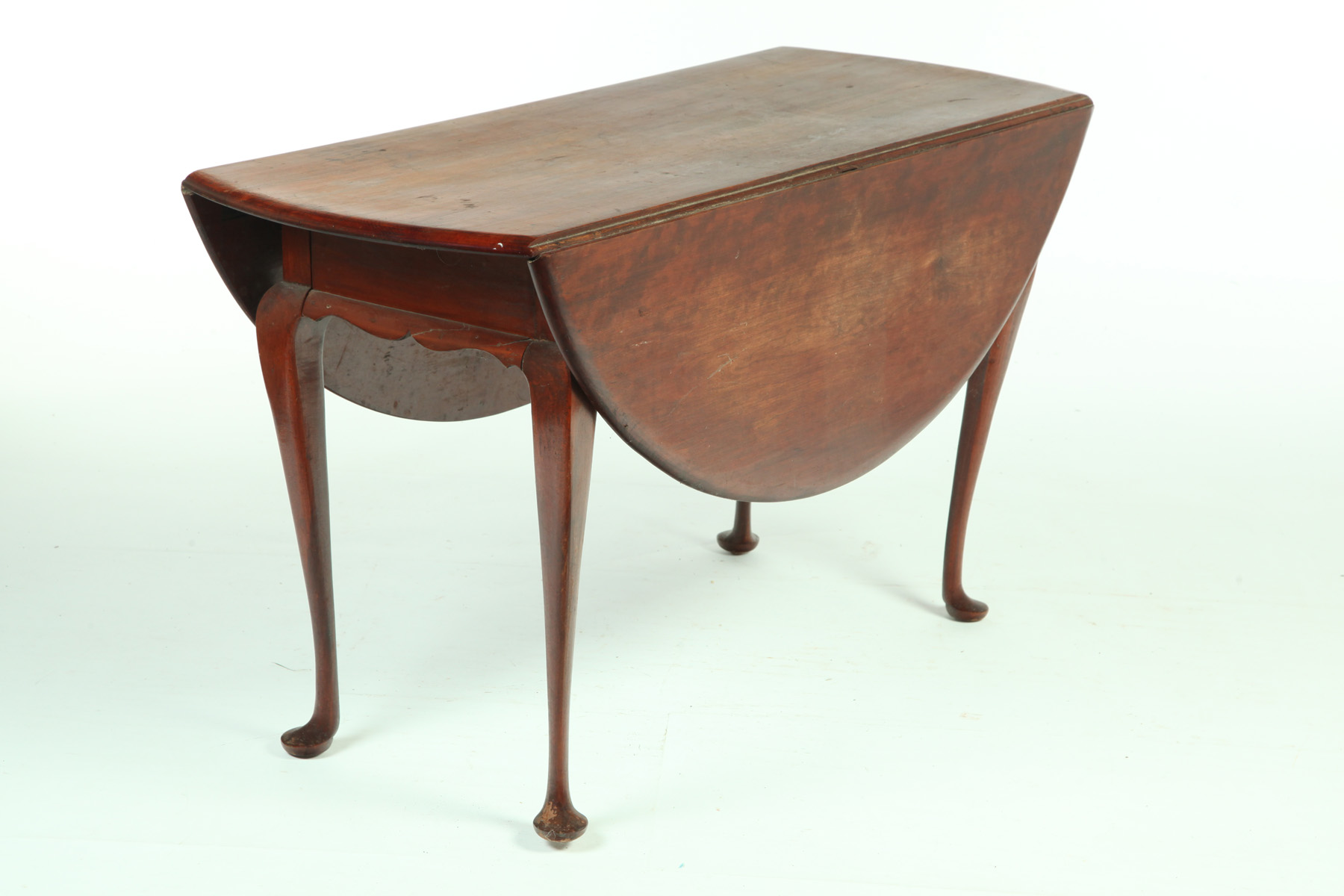 QUEEN ANNE DROP LEAF TABLE Massachusetts ca 1770 mahogany and