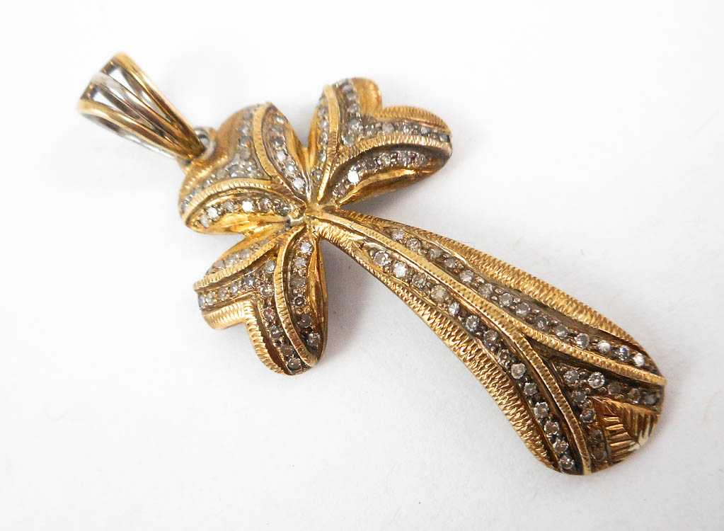 INDIA DIAMOND AND SILVER CROSS PENDANT set with round cut