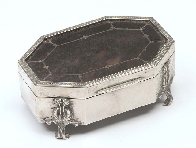 AN OCTAGONAL SILVER TRINKET BOX with tortoiseshell inset hinged lid