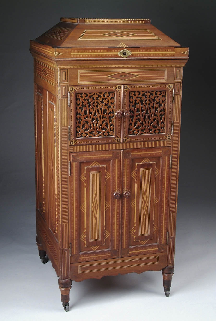 OUTSTANDING LAVISHLY INLAID VICTROLA CABINET Large lift top cabinet is