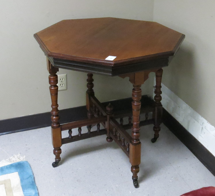 OCTAGONAL WALNUT AND MAHOGANY LAMP TABLE English Edwardian early 20th