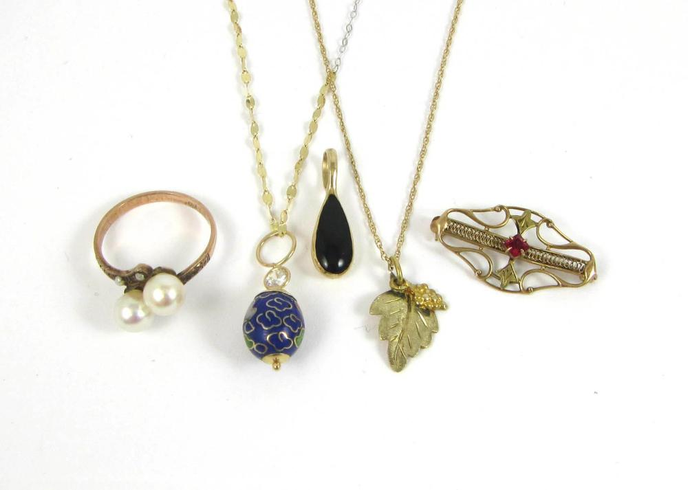 FIVE ARTICLES OF YELLOW GOLD JEWELRY including a pendant necklace