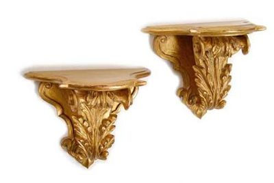 A pair of carved giltwood brackets with a leaf scroll