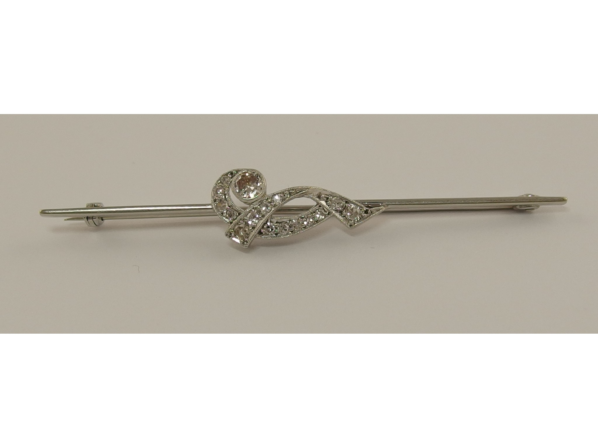 An 18ct and platinum diamond bar broochthe diamond set element