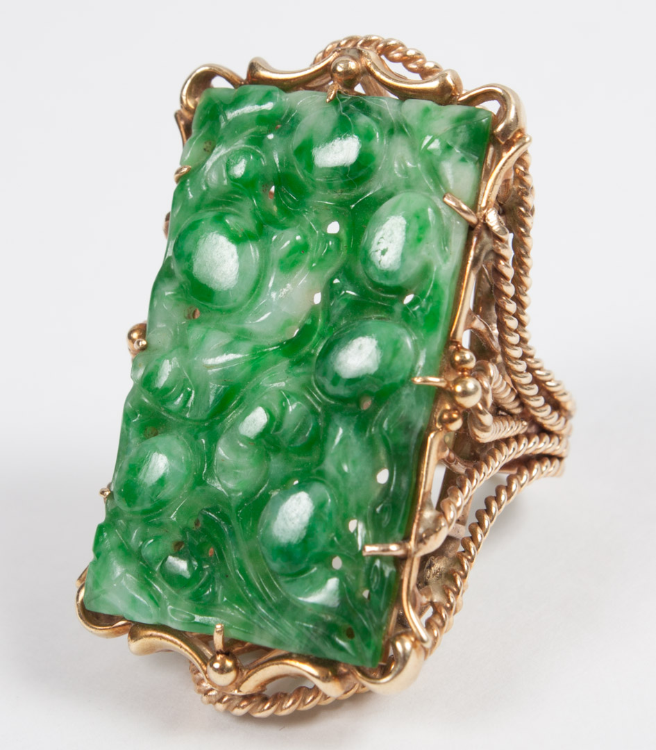 Large K gold and carved jade ring presenting a rectangular