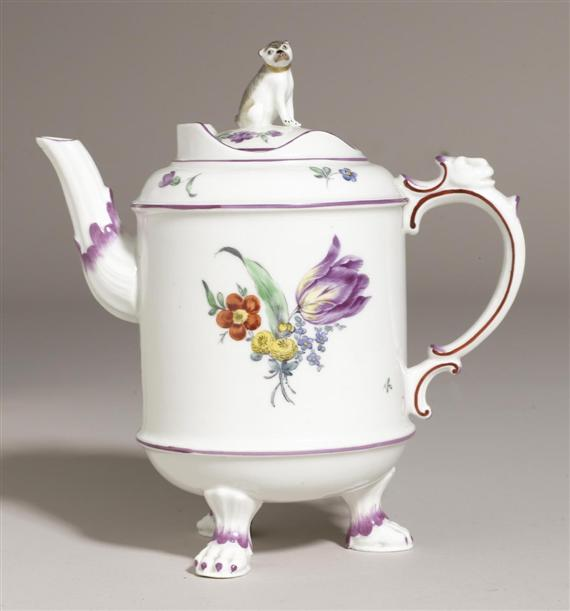 COFFEE POT ON CLAW FEET LUDWIGSBURG CIRCA 1770 Cylindrical form