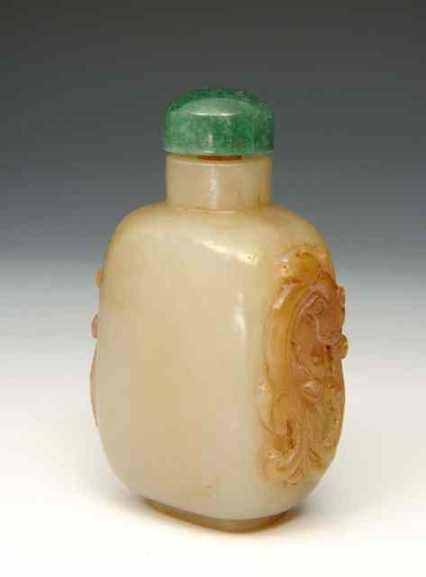 A CHINESE MUTTON FAT AND BROWN JADE SNUFF BOTTLE of