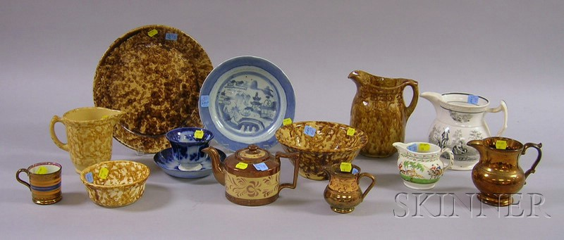 Fourteen Assorted Pottery and Porcelain Table Items including five brown