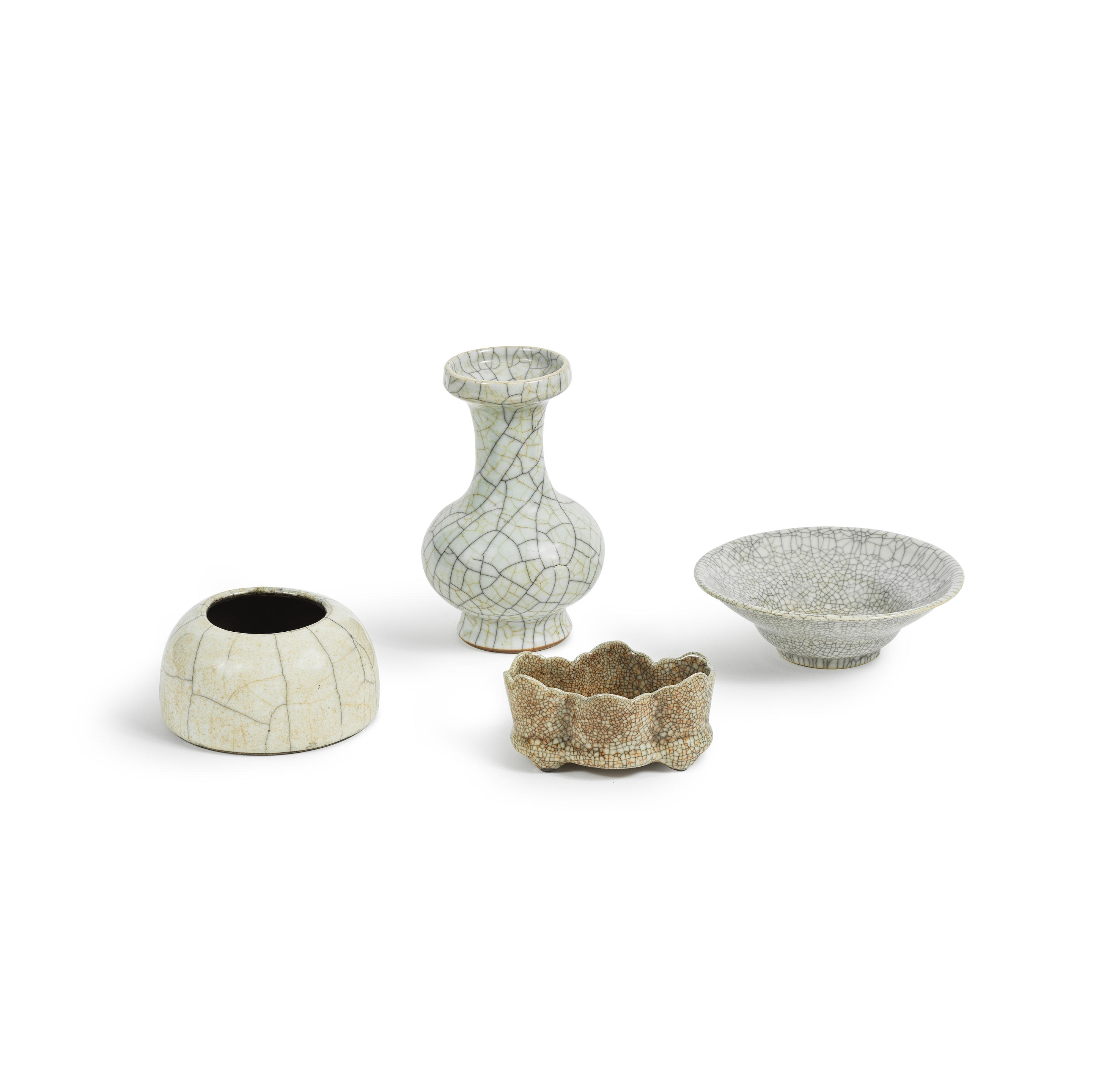 ENSEMBLE DE QUATRE PORCELAINES GLA URE DE TYPE GE OU
